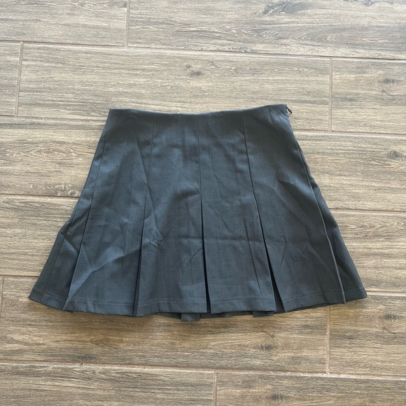 Grey pleated skirt - Picture 2 of 2